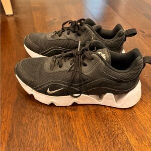 Nike Ryz women’s sneakers